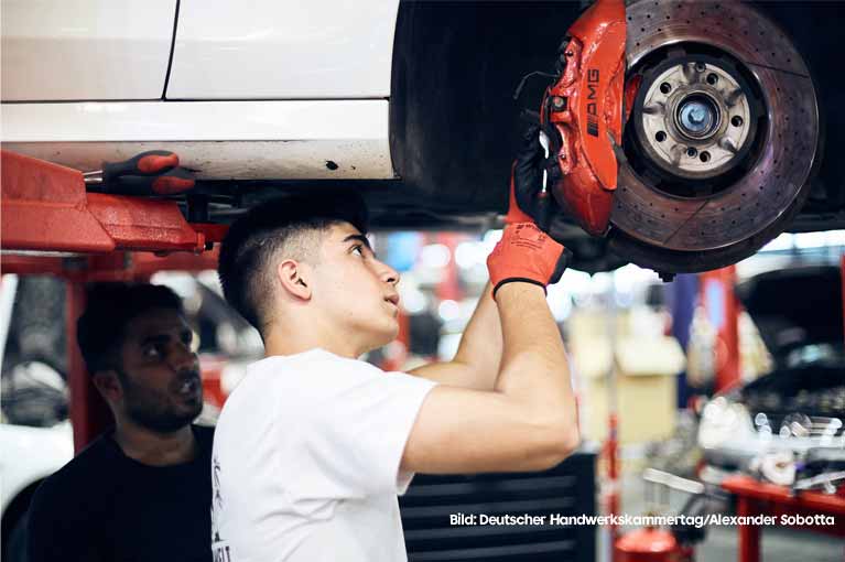 Mechaniker unter einem Auto