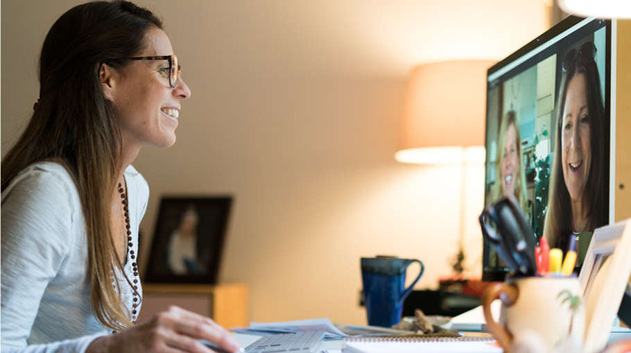 Frau videotelefoniert über Microsoft Skype