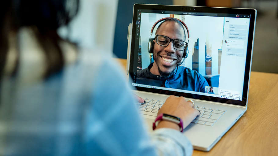 Frau videotelefoniert über Microsoft Teams