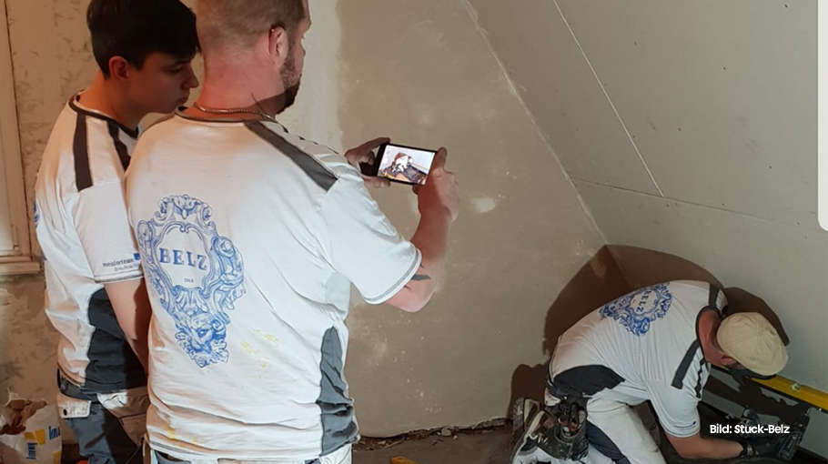 Mitarbeiter fotografieren mit dem Smartphone