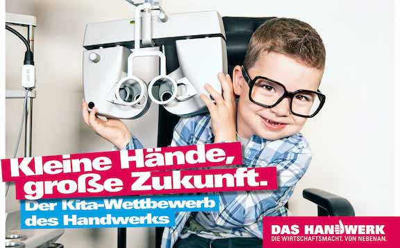Kind mit Brille vor Augenoptikerlinsen