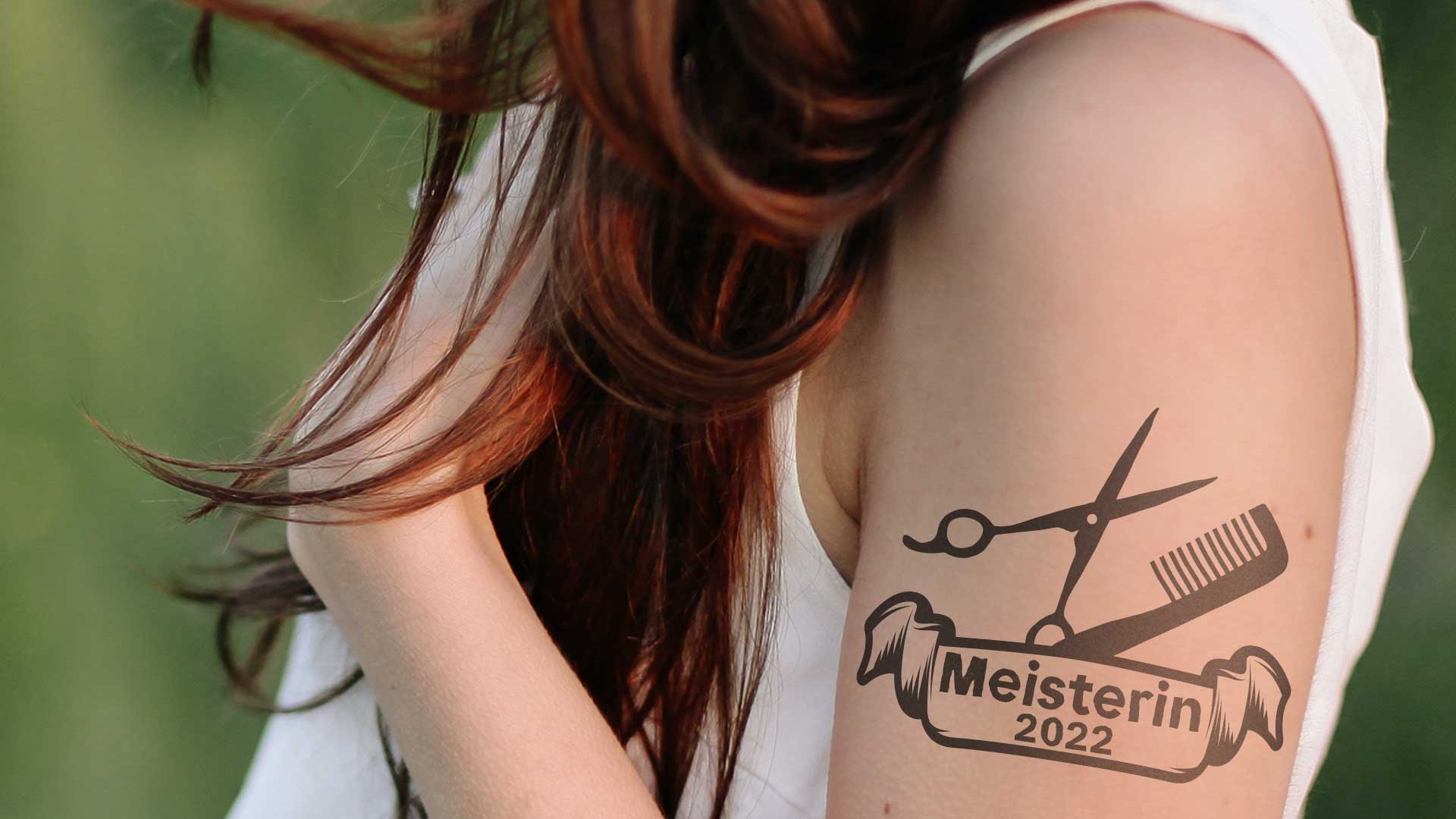 Frau mit Tattoo von Schere und Kamm