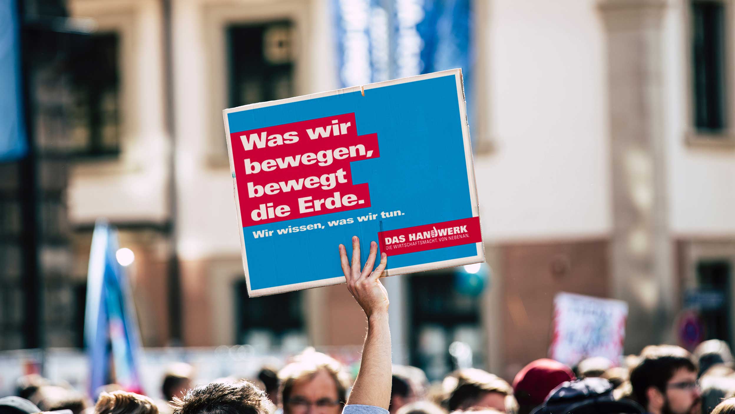 Schild wird in Demo hochgehalten