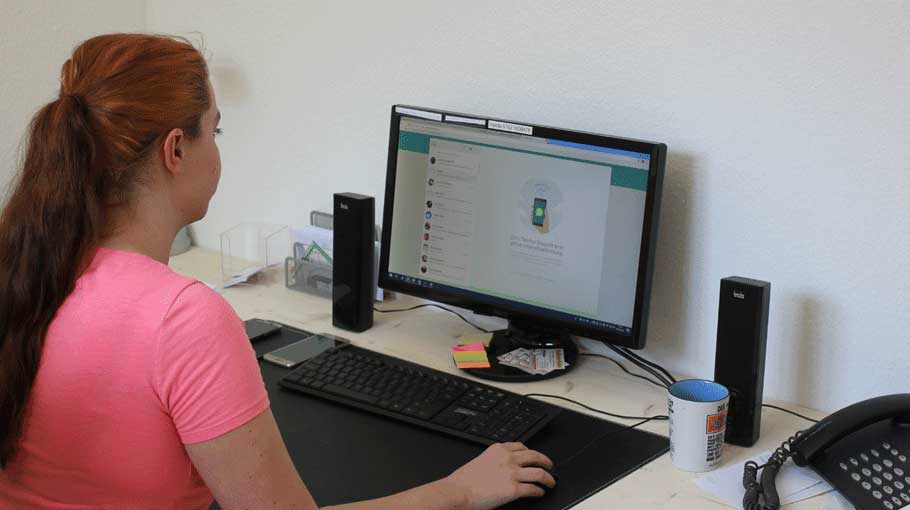 Eine Mitarbeiterin von „Dachfenster-Retter“ bearbeitet WhatsApp-Anfragen über die Desktop-Variante.