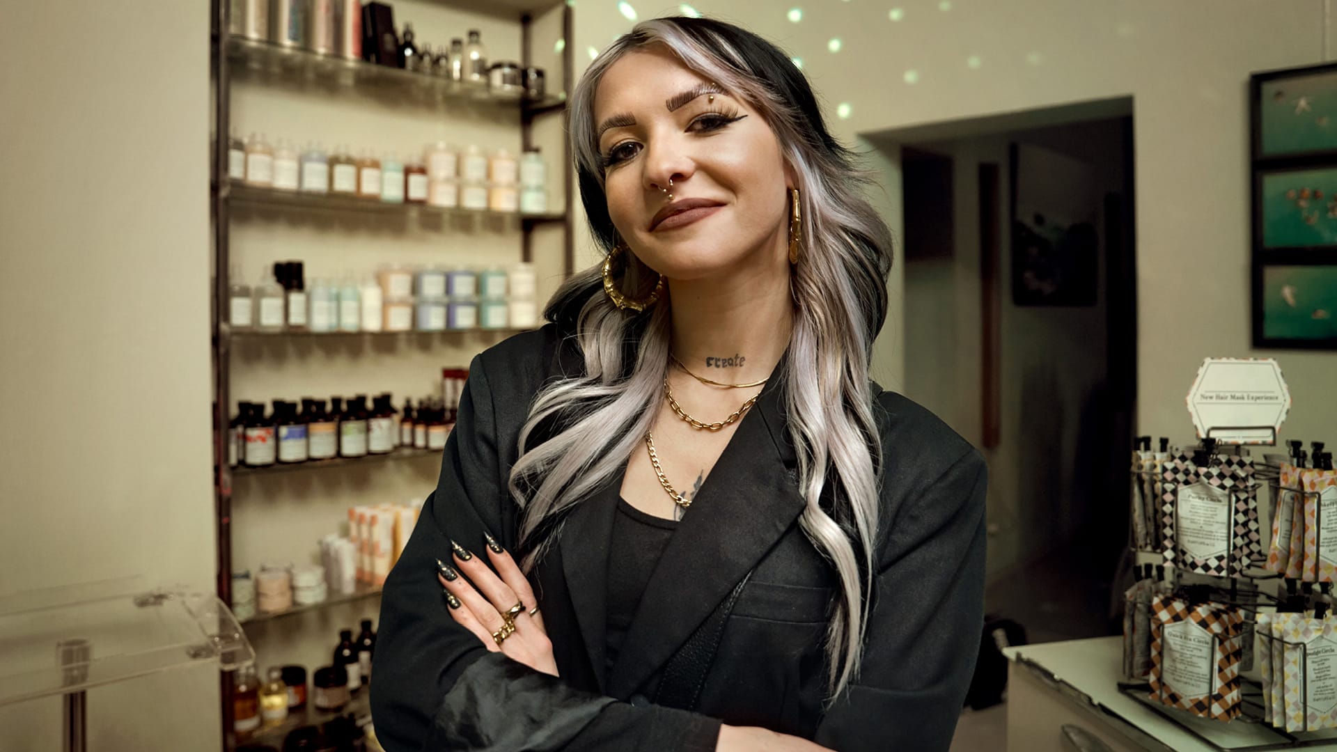 Friseurin blickt stolz in die Kamera