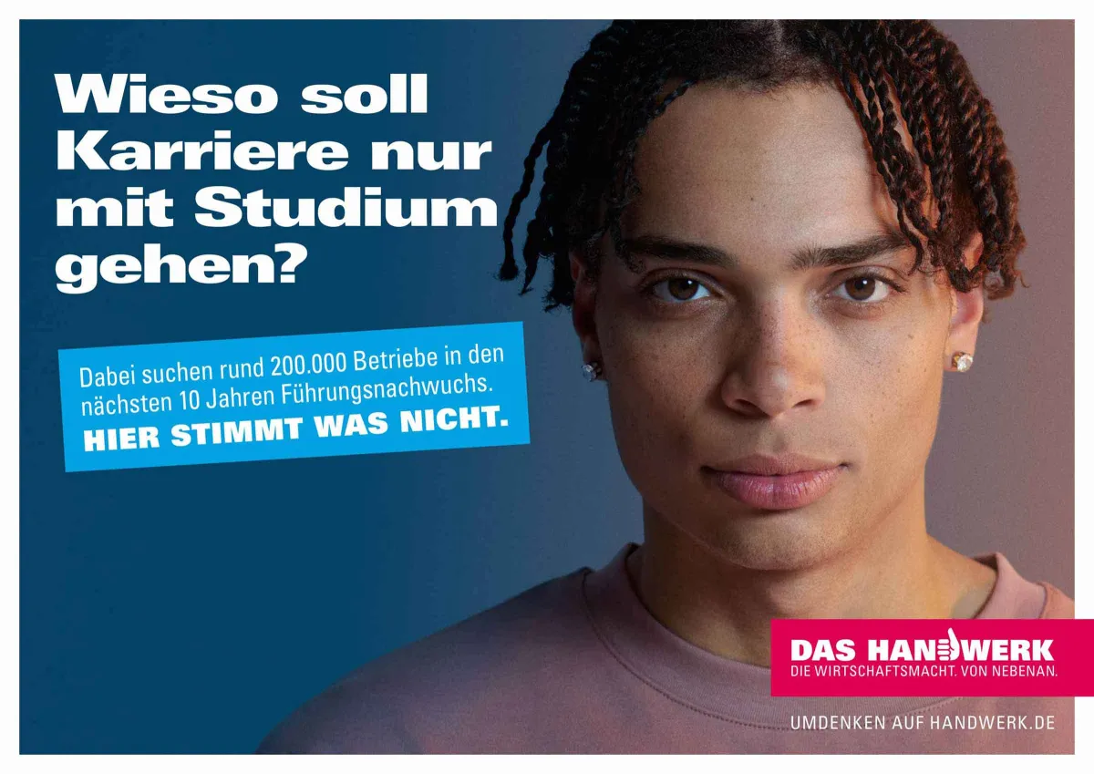 Mann mit Spruch "Wieso soll Karriere nur mit Studium gehen?"