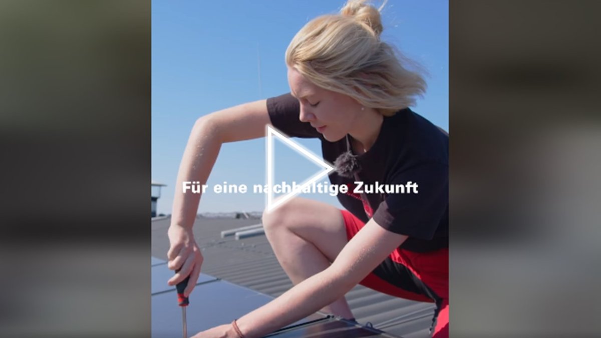 Frau montiert Fotovoltaikanlage Video-Ausschnitt