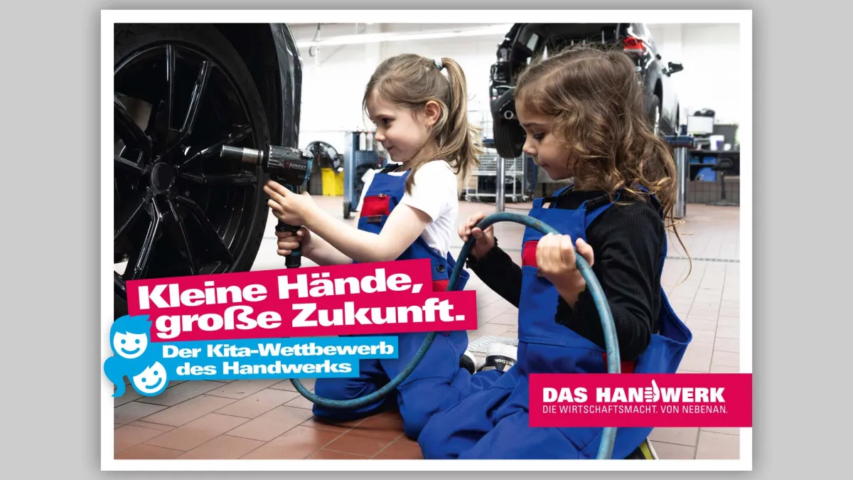 Kita-Kinder wechseln einen Reifen am Auto