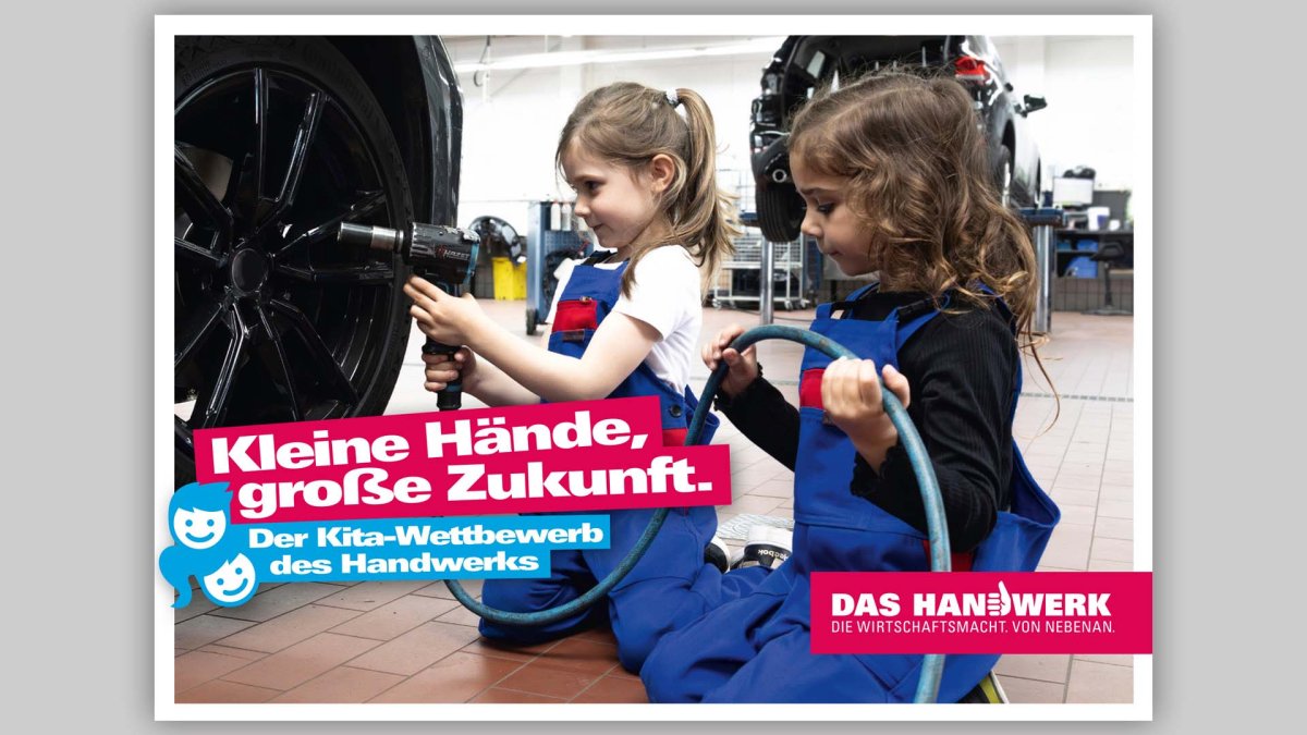 Kita-Kinder wechseln einen Reifen am Auto