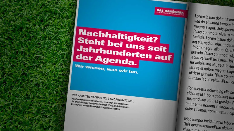 Poster auf grünem Gras