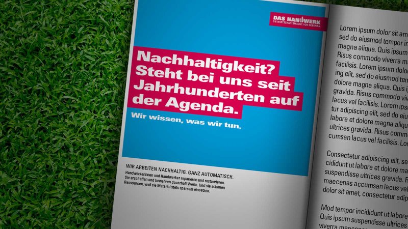 Poster auf grünem Gras
