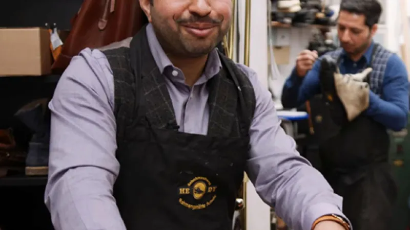 Handwerker repariert Schuhe