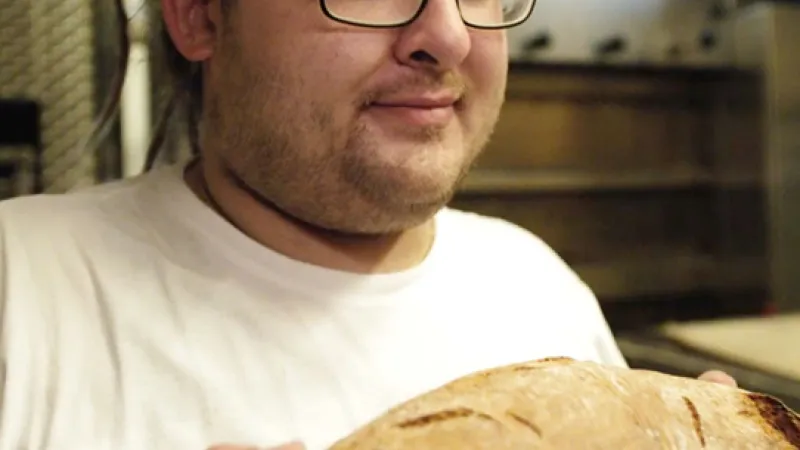 Marcus Ostendorf hält Brot
