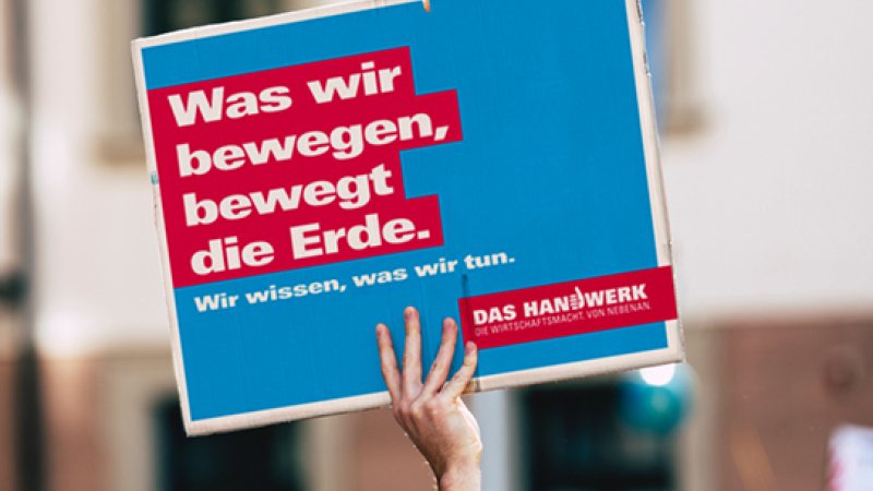 Klimaschutz Demo mit Plakat