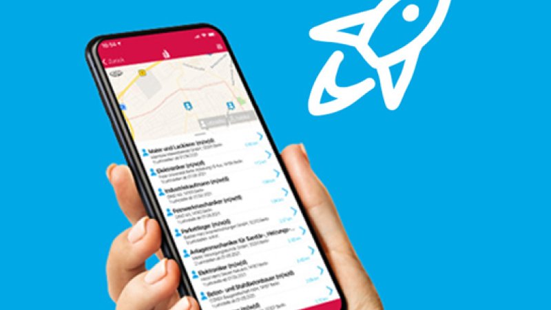 Hand mit Handy vor Grafik