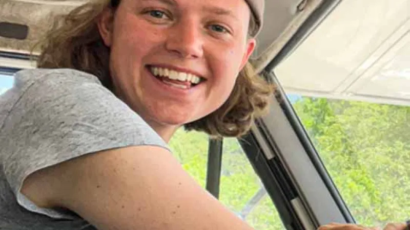 Lucy Schmidl im Auto