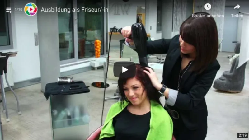 Friseur*in