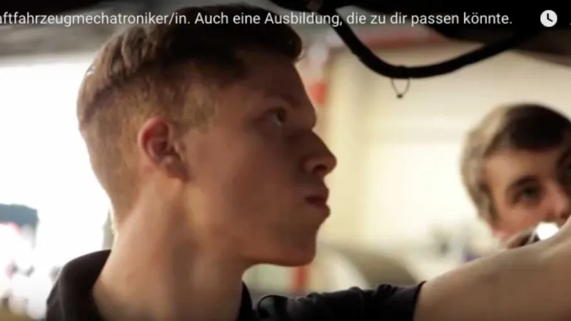 Kraftfahrzeugmechatroniker*in