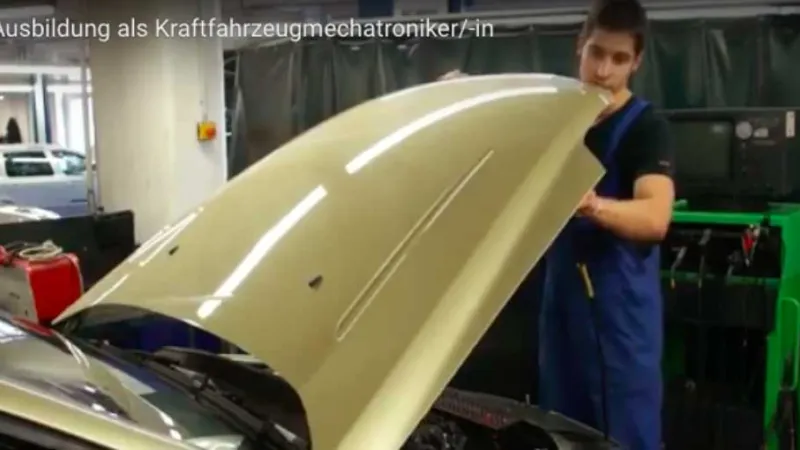 Kraftfahrzeugmechatroniker*in