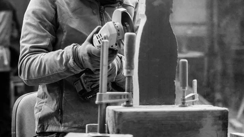Steinmetz bei der Arbeit