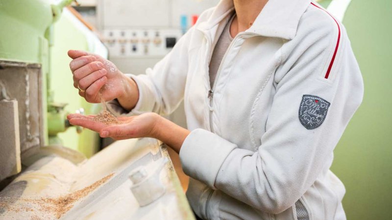 Müllerin bei der Arbeit