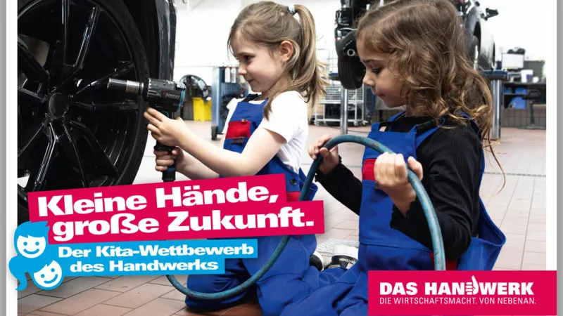 Kita-Kinder wechseln einen Reifen