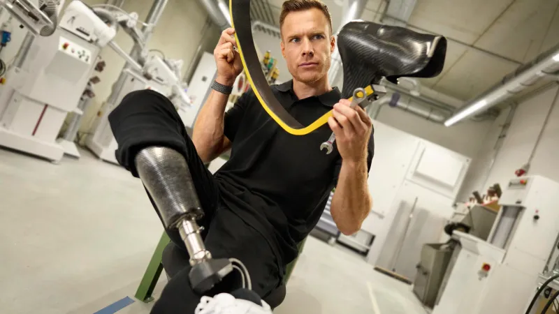 Orthopädietechniker Markus prüft eine Prothese