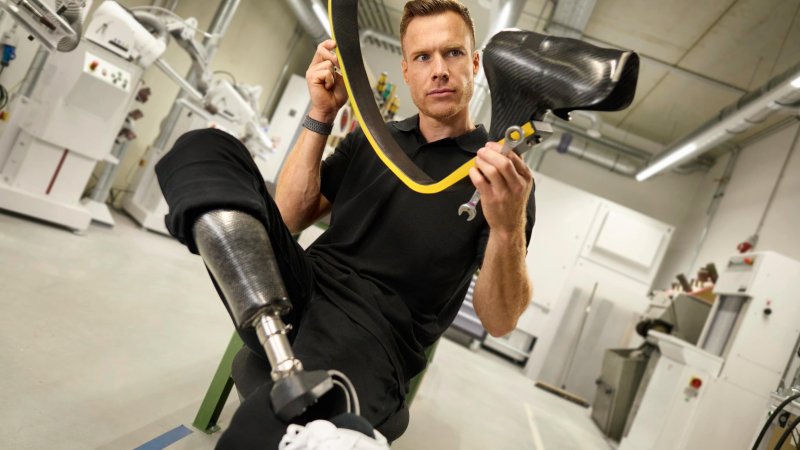 Orthopädietechniker Markus prüft eine Prothese