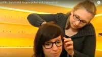 Augenoptiker*in