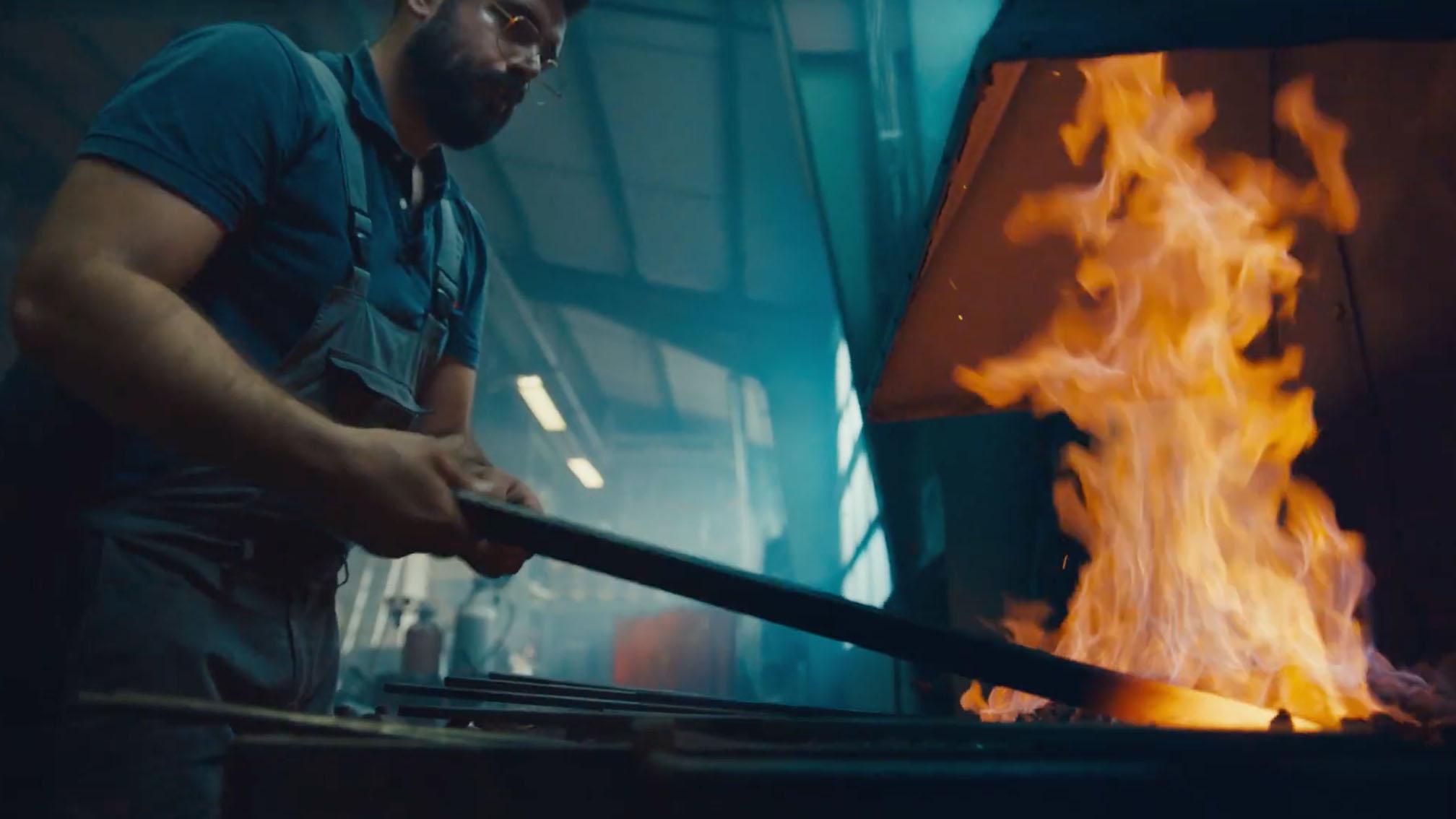 Metallbilder arbeitet mit Feuer