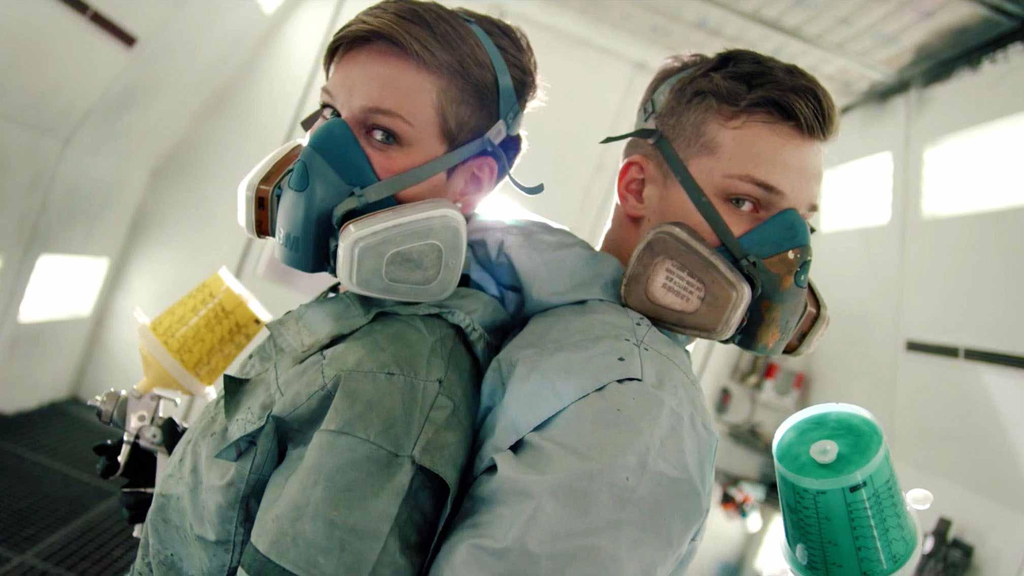 Fahrzeuglackierer Johanna und Lukas Kaiser