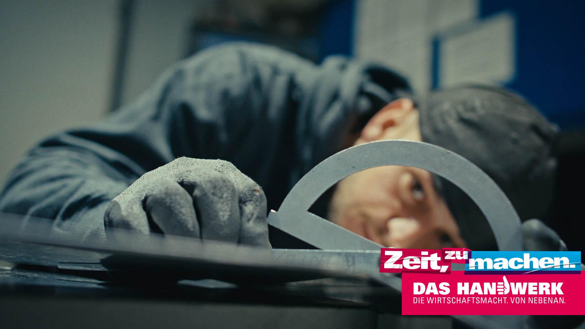 Handwerker misst etwas aus