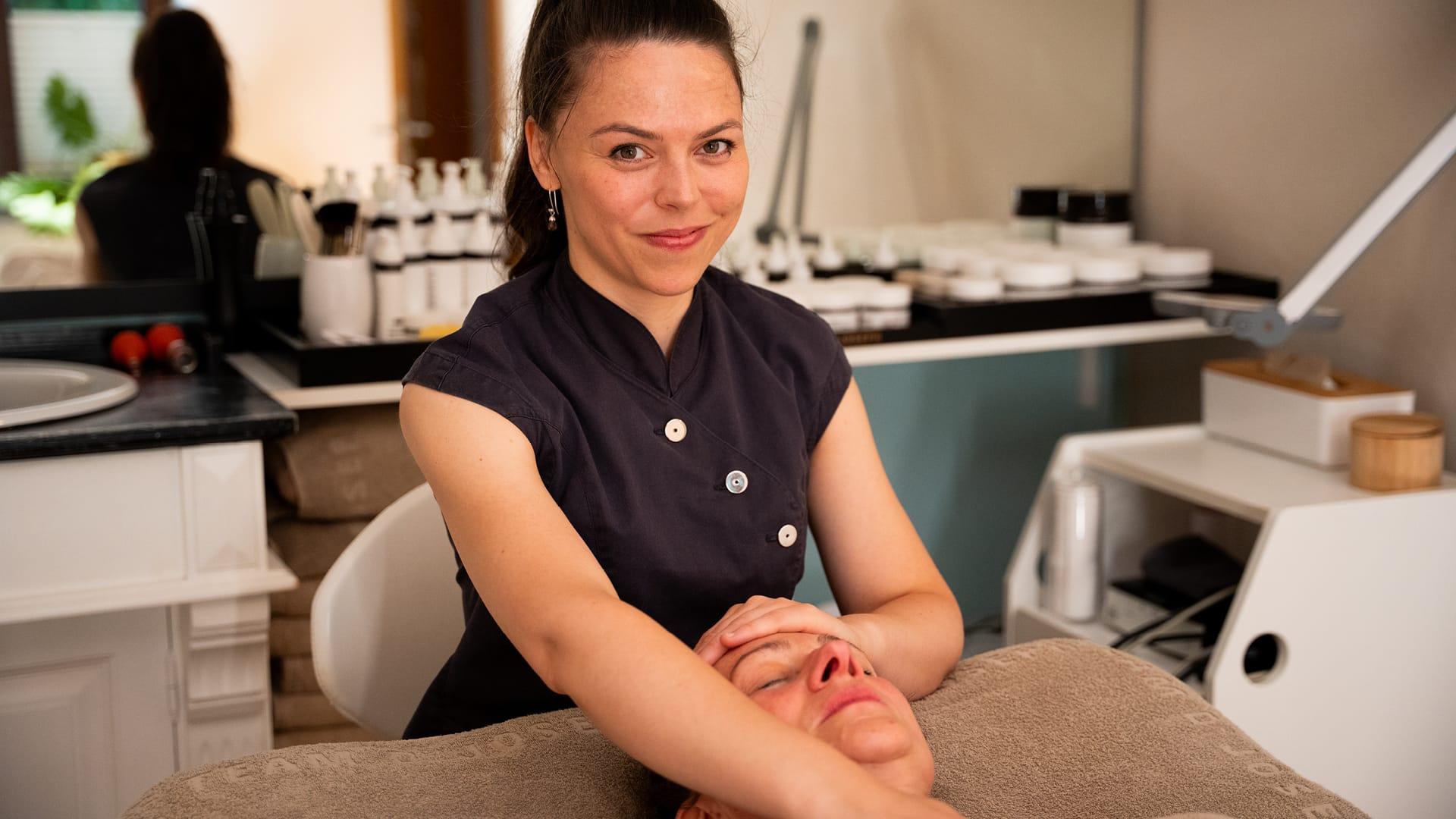 Kosmetikerin Nadine