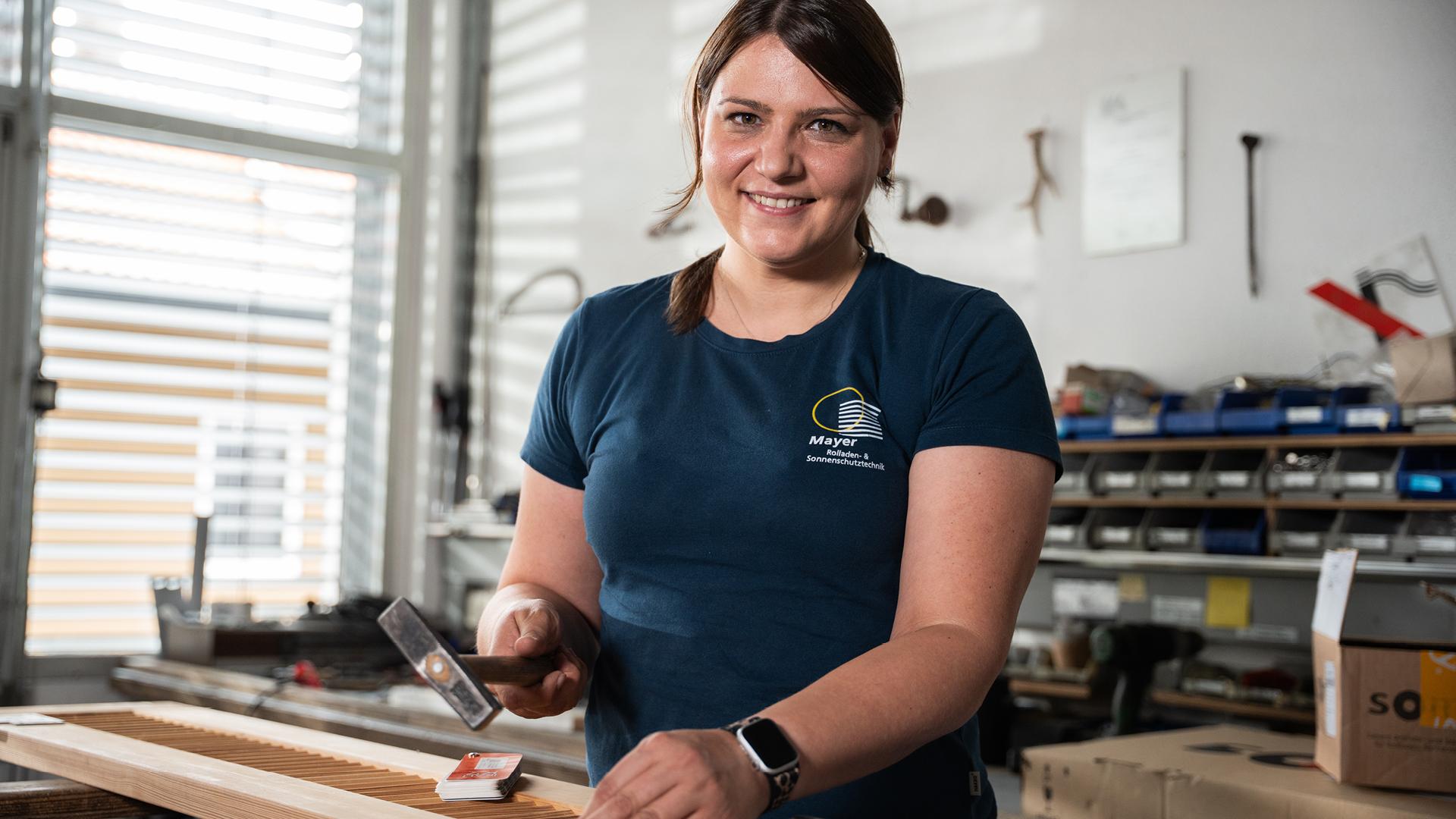 Rolladen- und Sonnenschutzmechatronikerin Sandra