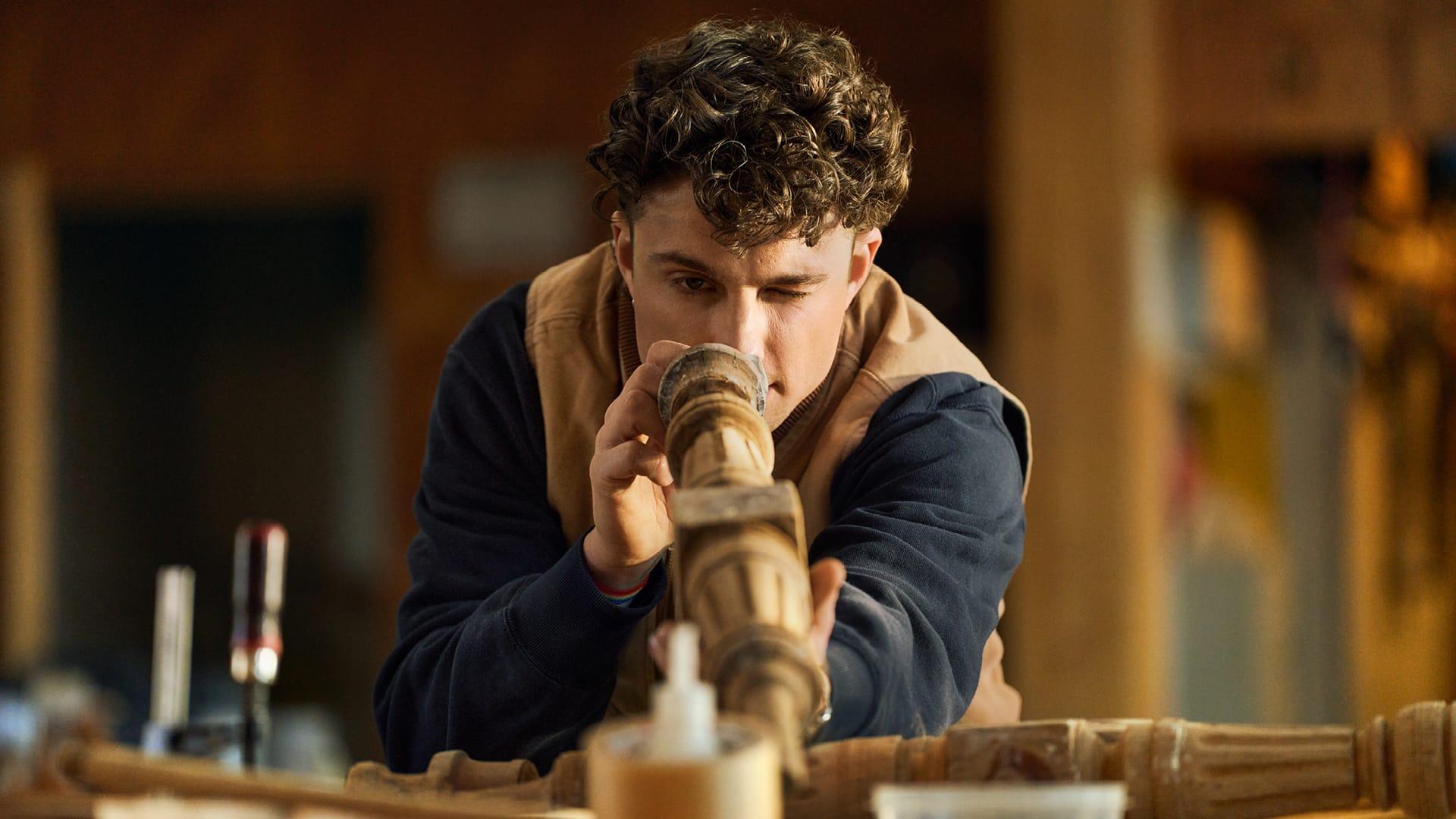 Ein Tischler begutachtet ein Werkstück