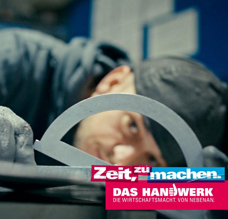 Handwerker misst etwas aus
