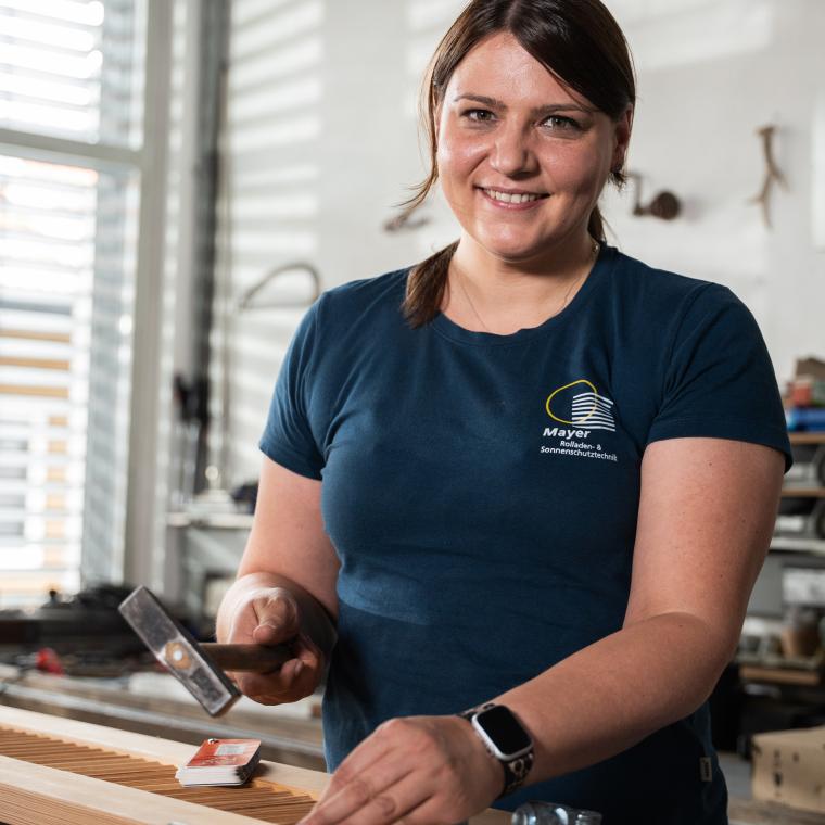 Rolladen- und Sonnenschutzmechatronikerin Sandra