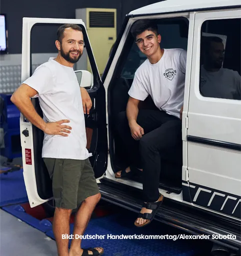 2 Männer am Auto