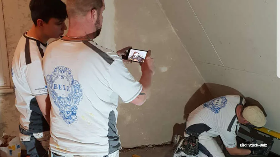 Mitarbeiter fotografieren mit dem Smartphone
