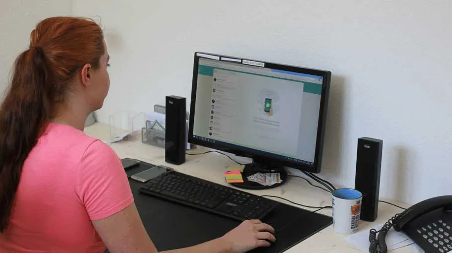 Eine Mitarbeiterin von „Dachfenster-Retter“ bearbeitet WhatsApp-Anfragen über die Desktop-Variante.