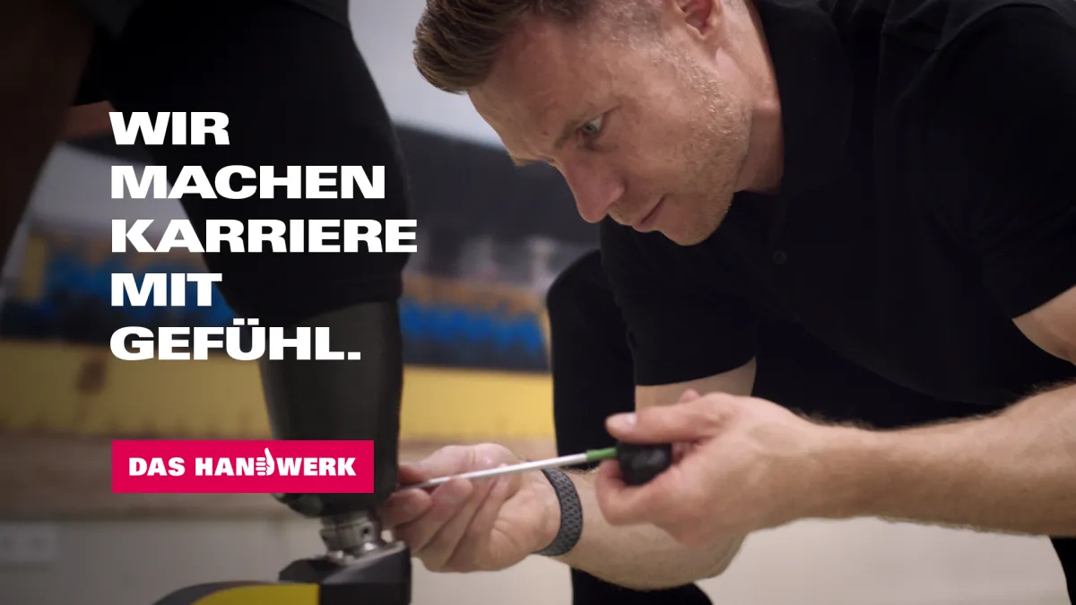 Orthopädietechniker Markus schraubt an einer Beinprothese