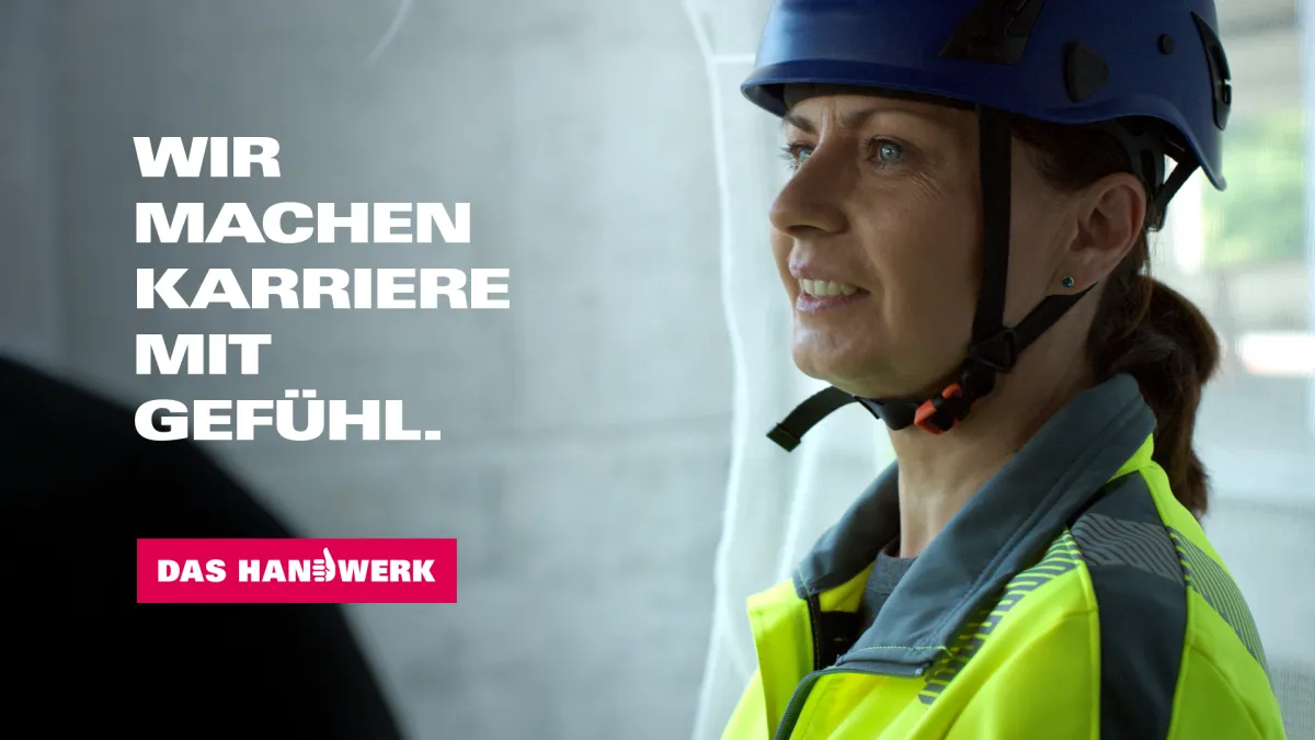 Gerüstbauerin Sina unterhält sich mit einem Kollegen