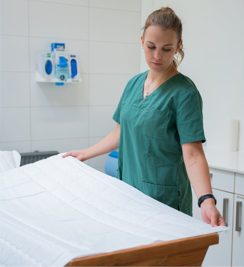 Bestattermeisterin Emily Maichle steht an einem Sarg