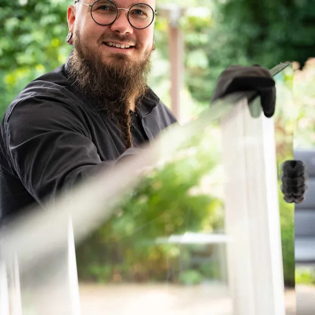 Glaser Ruben Burmeister bei der Arbeit