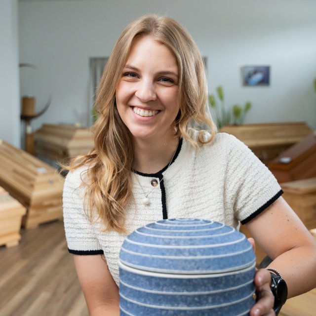 Bestatterin Emily Maichle zeigt eine Urne