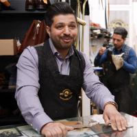 Handwerker repariert Schuhe