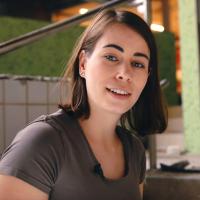 Fliesenlegerin Anne Heidrich