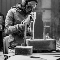 Steinmetz bei der Arbeit