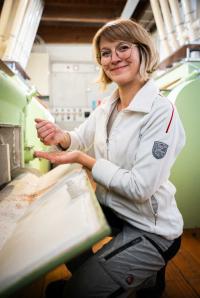 Müllerin bei der Arbeit