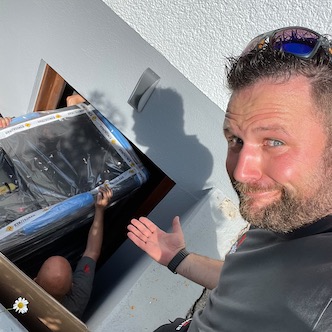 Einbringen einer 750 kg schweren Holzheizung durch vier Mann - zu Baustellenbeginn an einem Montagmorgen! Auf dem Bild zu sehen ist Geschäftsführer Marcus Storz mit seinem Team